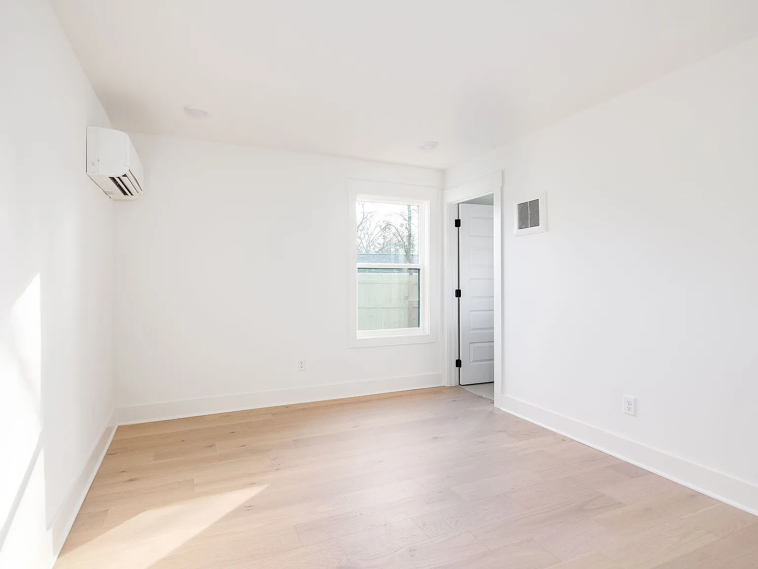 4 bed, 2048 sqft, $3,500 — Photo 4