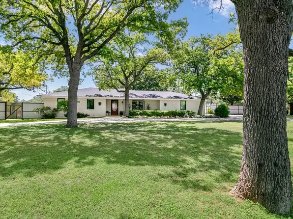 702 S Eagle St, Fredericksburg, TX 78624