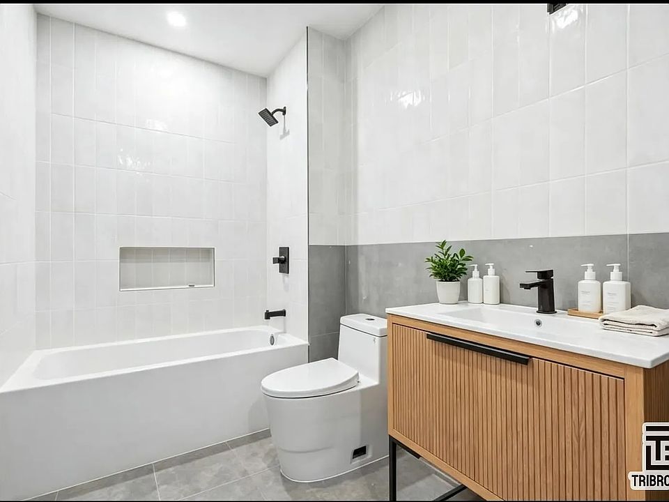 1st image of 3092 Farragut Rd #2R