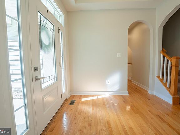 4th image of 813 Central Ave