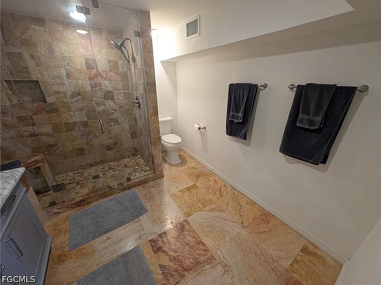1637 Woodford Ave — Photo 9