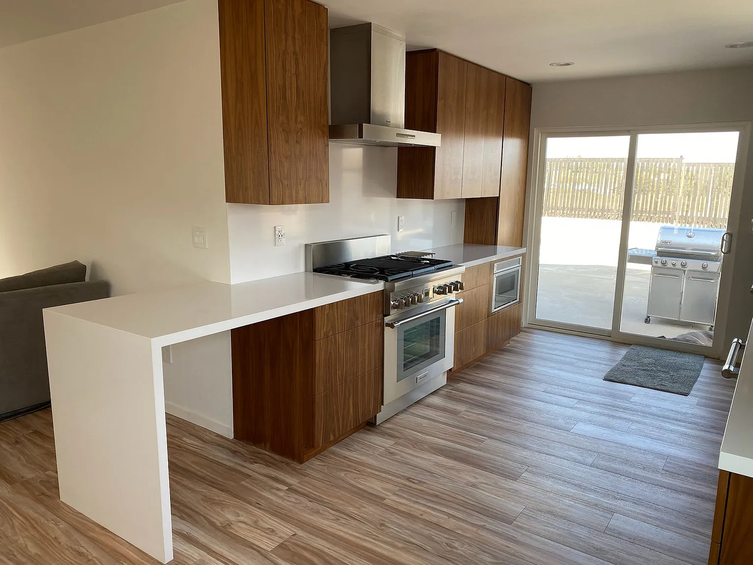 3 bed, 2.0 bath, 1100 sqft, $5,300 — Photo 4