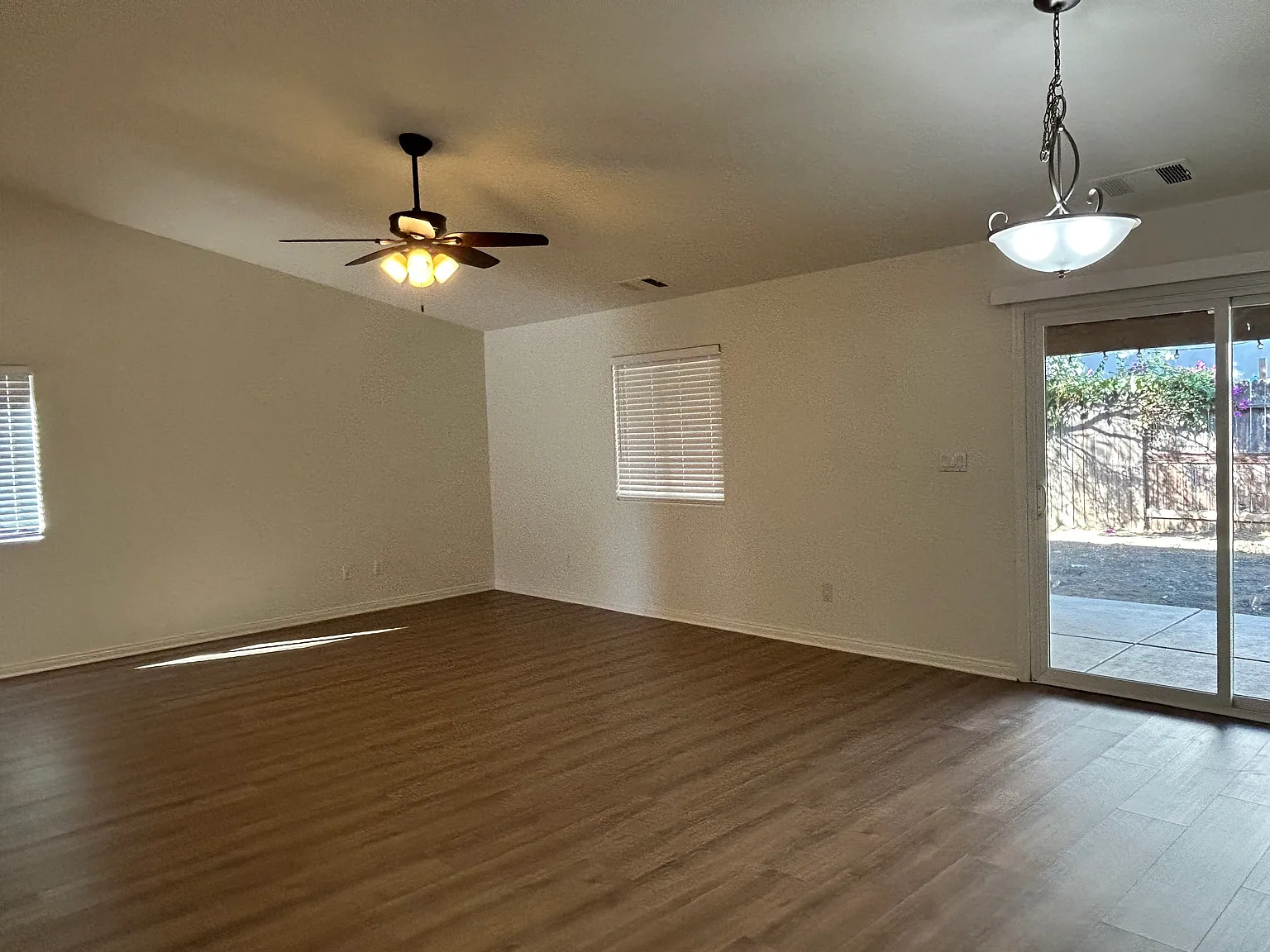 5 bed, 2057 sqft, $2,695 — Photo 4