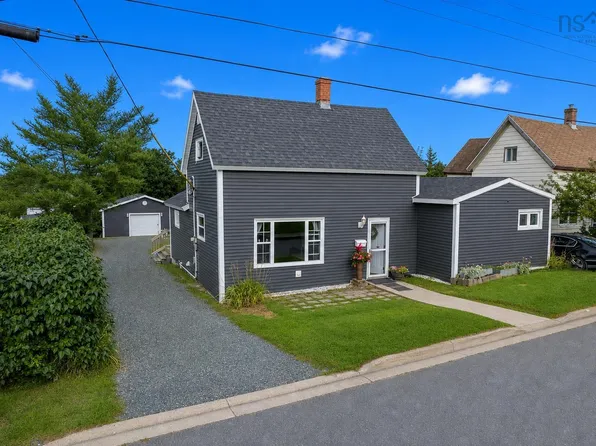 10 Cottage St, Sydney Mines, NS B1V 2N4