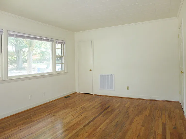 111 Isley St — Photo 4