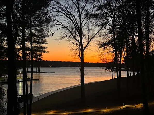 1001B Marina Cove Ln, Greensboro, GA 30642