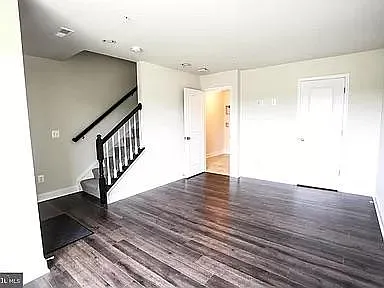 615 E 7th St — Photo 3