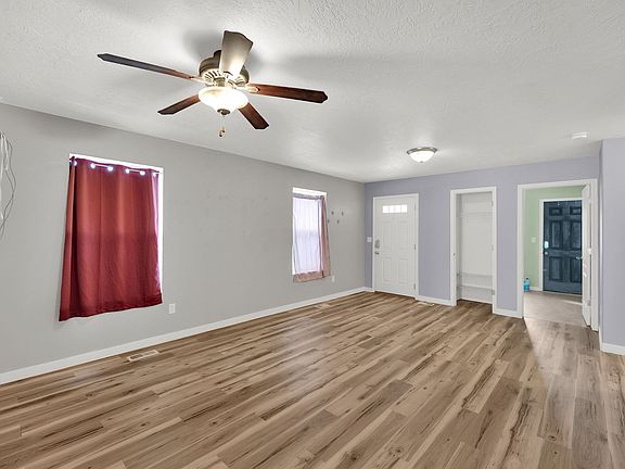 4th image of 4624 N Maple Dr