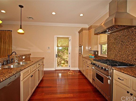 4th image of 10549 Ayres Ave