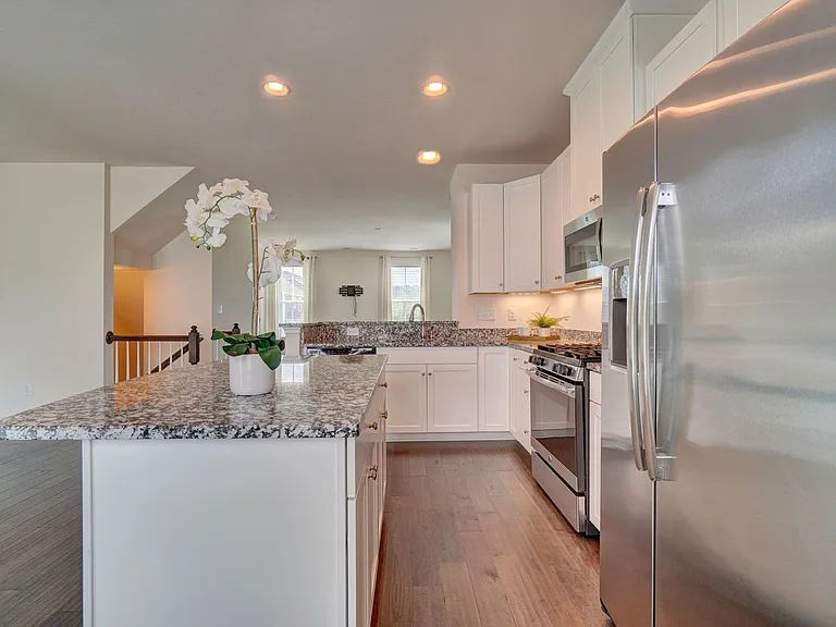 890 Olmstead St — Photo 13