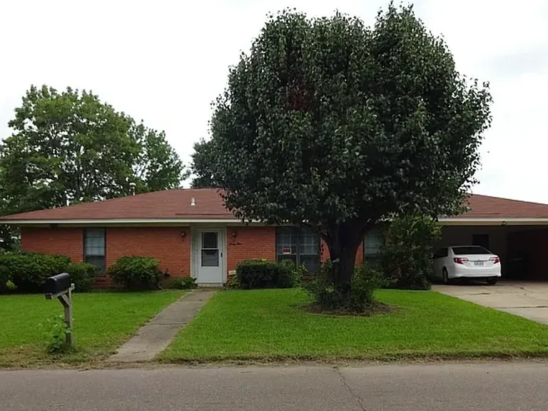 31 Magnolia Dr — Photo 1