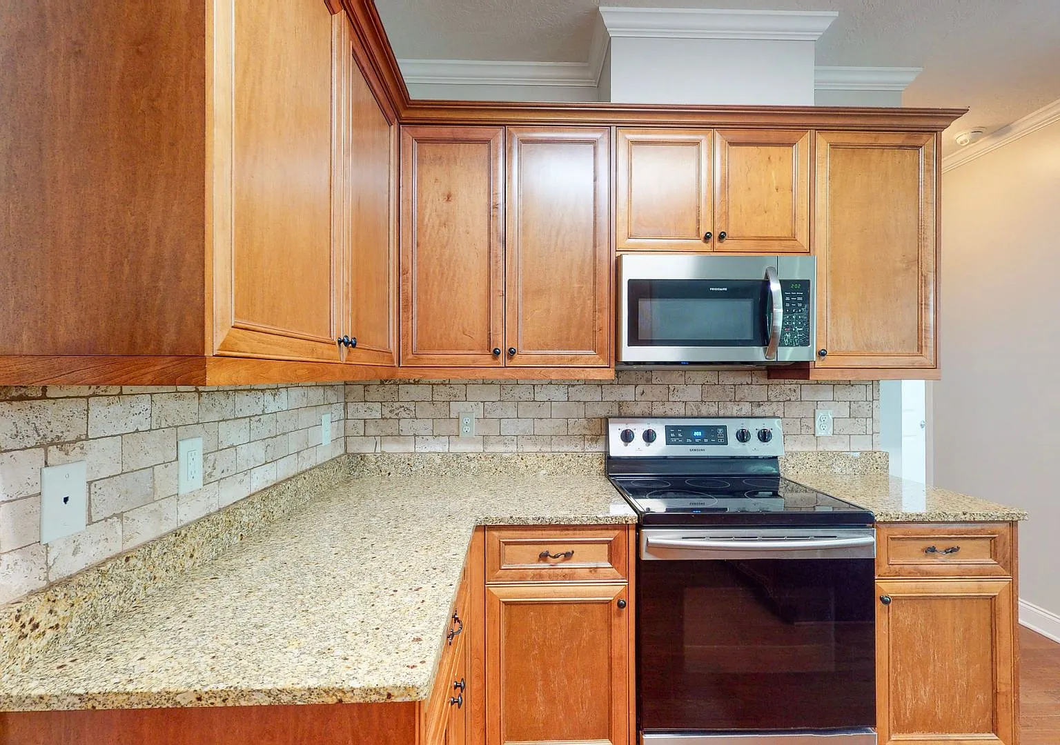 Beautiful 5 Bedroom home in Canterbury Farms! — Photo 4