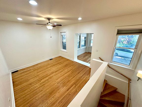 3rd image of 1421 W Rosemont Ave #1423-1
