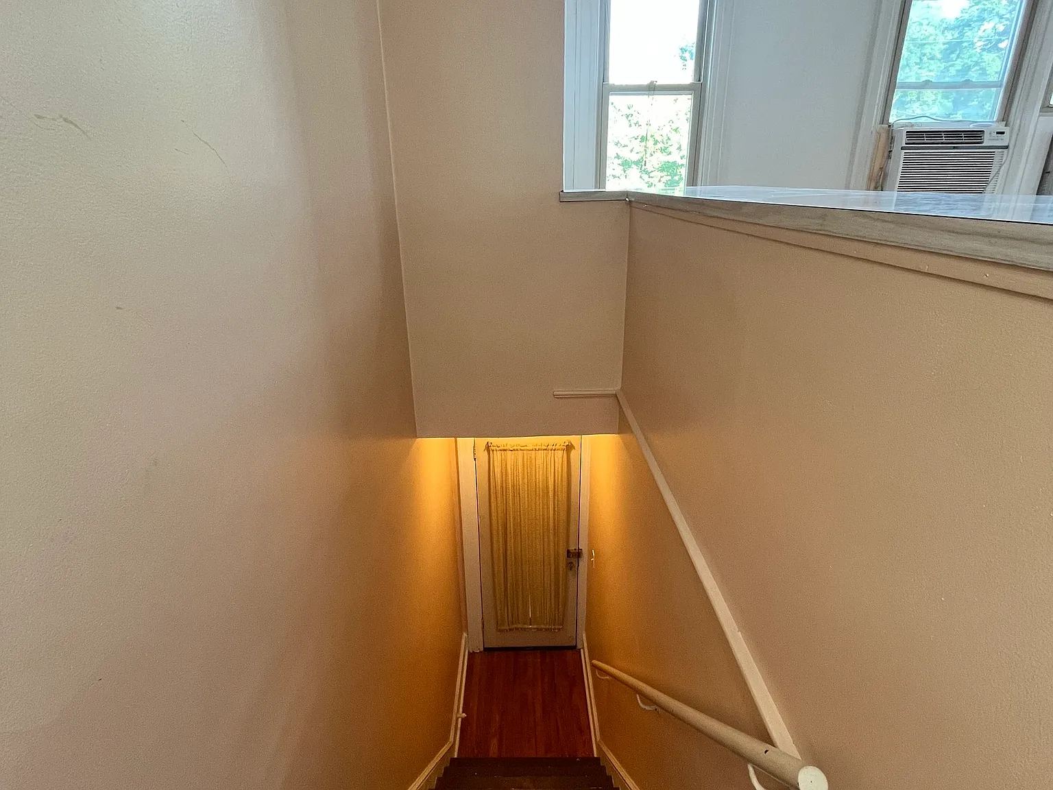 2 bed, 1.0 bath, 2400 sqft, $2,100 — Photo 3