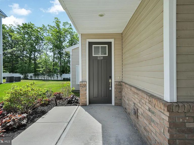 228 Park Ln — Photo 3