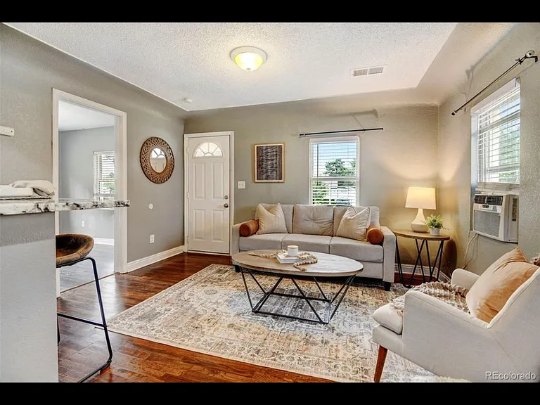 1015 S Newton St — Photo 2