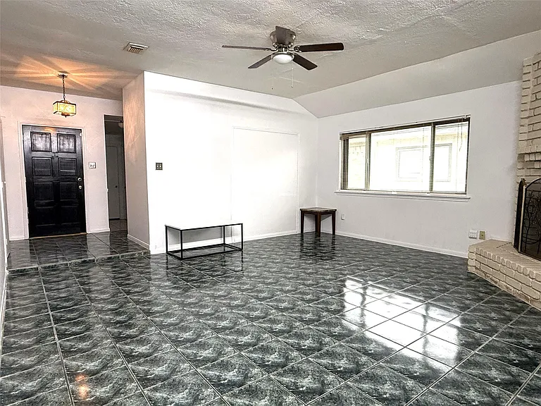 10807 Emery Dr — Photo 3