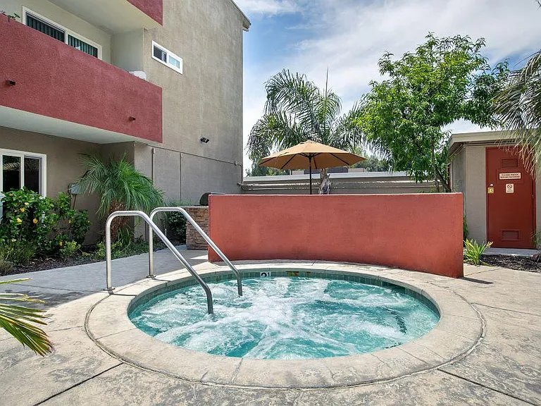 Lombardi Apartments — Photo 32