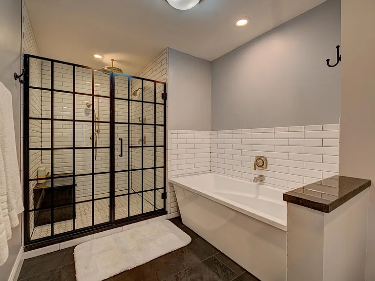 10490 Frontenac Woods Ln — Photo 38