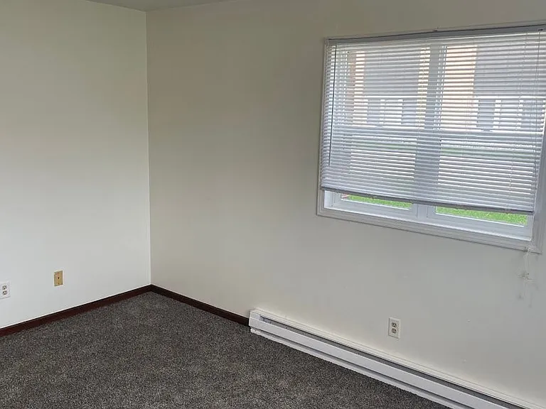 Immaculate Updated 2 Bedroom with 1 Bath — Photo 18