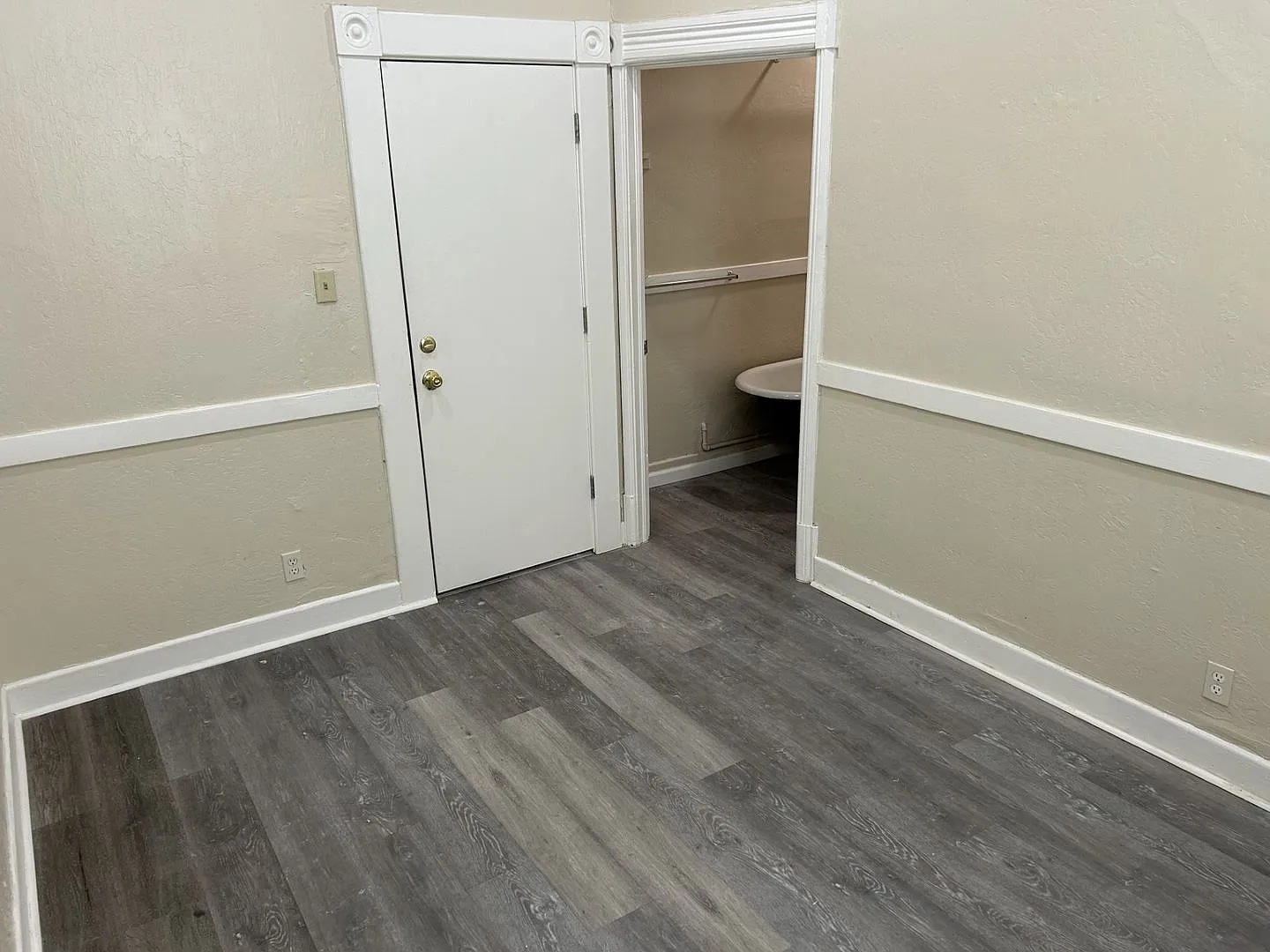 Lovely 1 Bedroom 1 Bath Apartment — Photo 4
