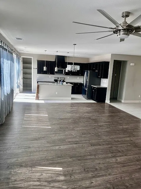 5 bed, 2835 sqft, $3,600 — Photo 2