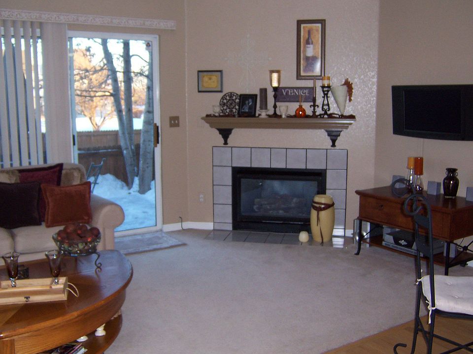 LR w/ Gas Fireplace Fenced Yard w/ Deck