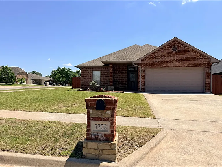 5702 NW Valor Ave — Photo 4