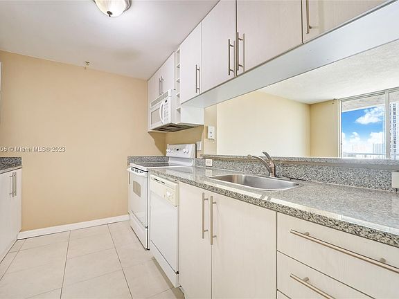 5th image of 275 NE 18th St APT 1809