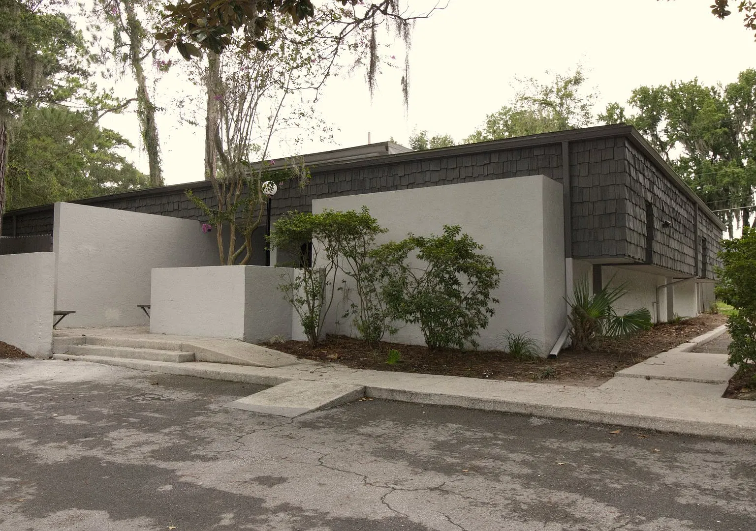Newly Renovated, Huge 8 Bedroom, 5.5 Bathroom House in the Center of Town — Photo 1
