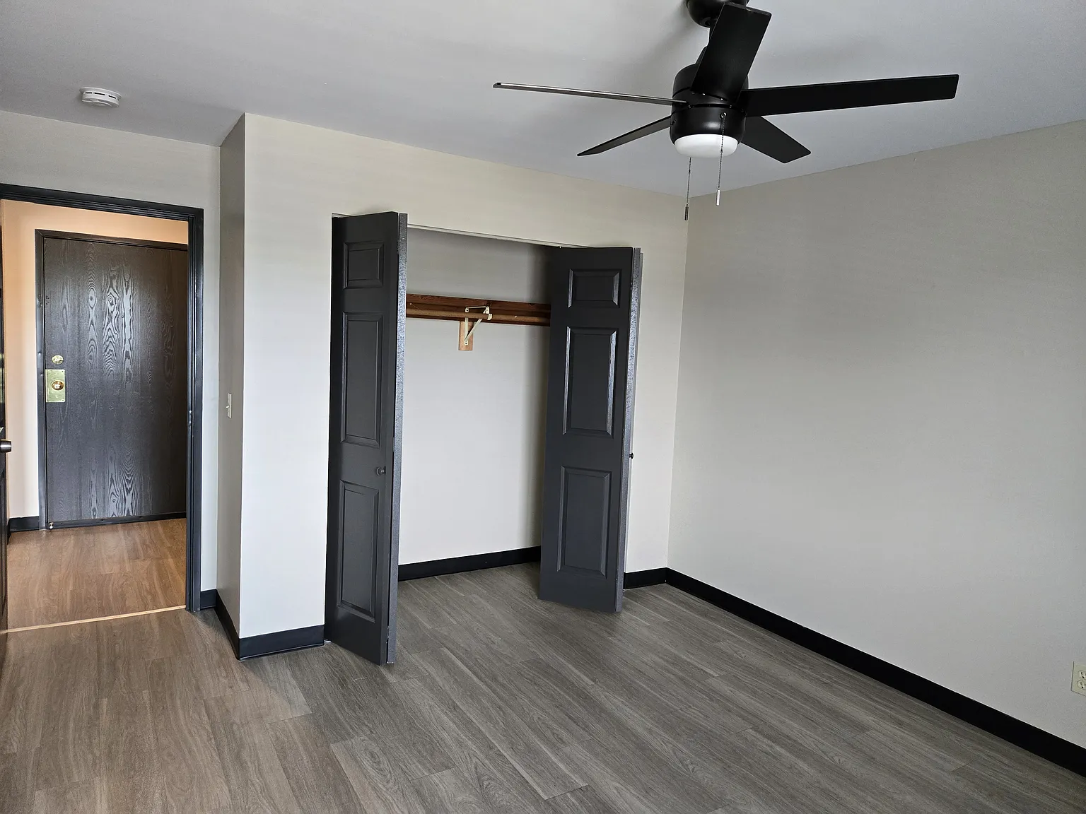 211 N Fraternity Ln — Photo 2