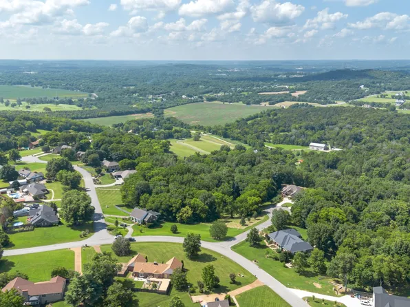 1202 Valarie Ln, Columbia, TN 38401
