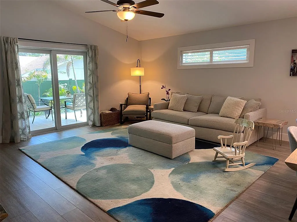 3 bed, 2.0 bath, 1529 sqft, $5,700 — Photo 4