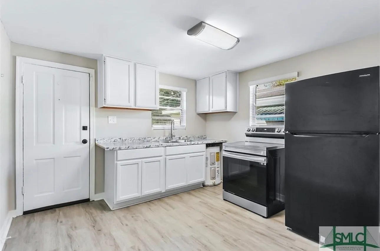 3 bed, 1100 sqft, $2,150 — Photo 3