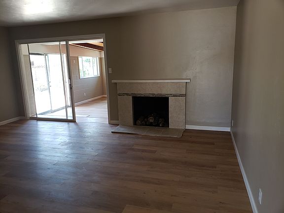 Living room w/ gas fireplace