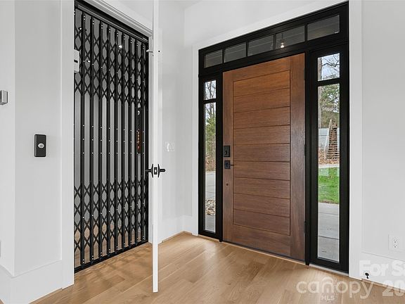 4th image of 324 Riverside Dr