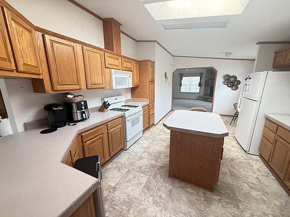 2nd image of 221 Begonia Dr