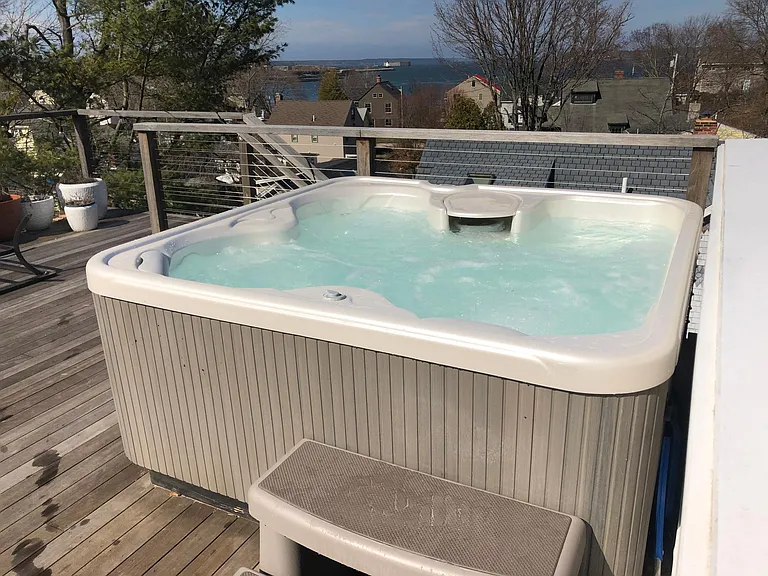 Fantastic Therapeutic massage Hot Tub with ocean views.