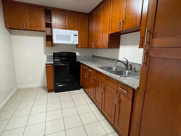 7261 Amigo Ave #10, Reseda, CA 91335 — Photo 5