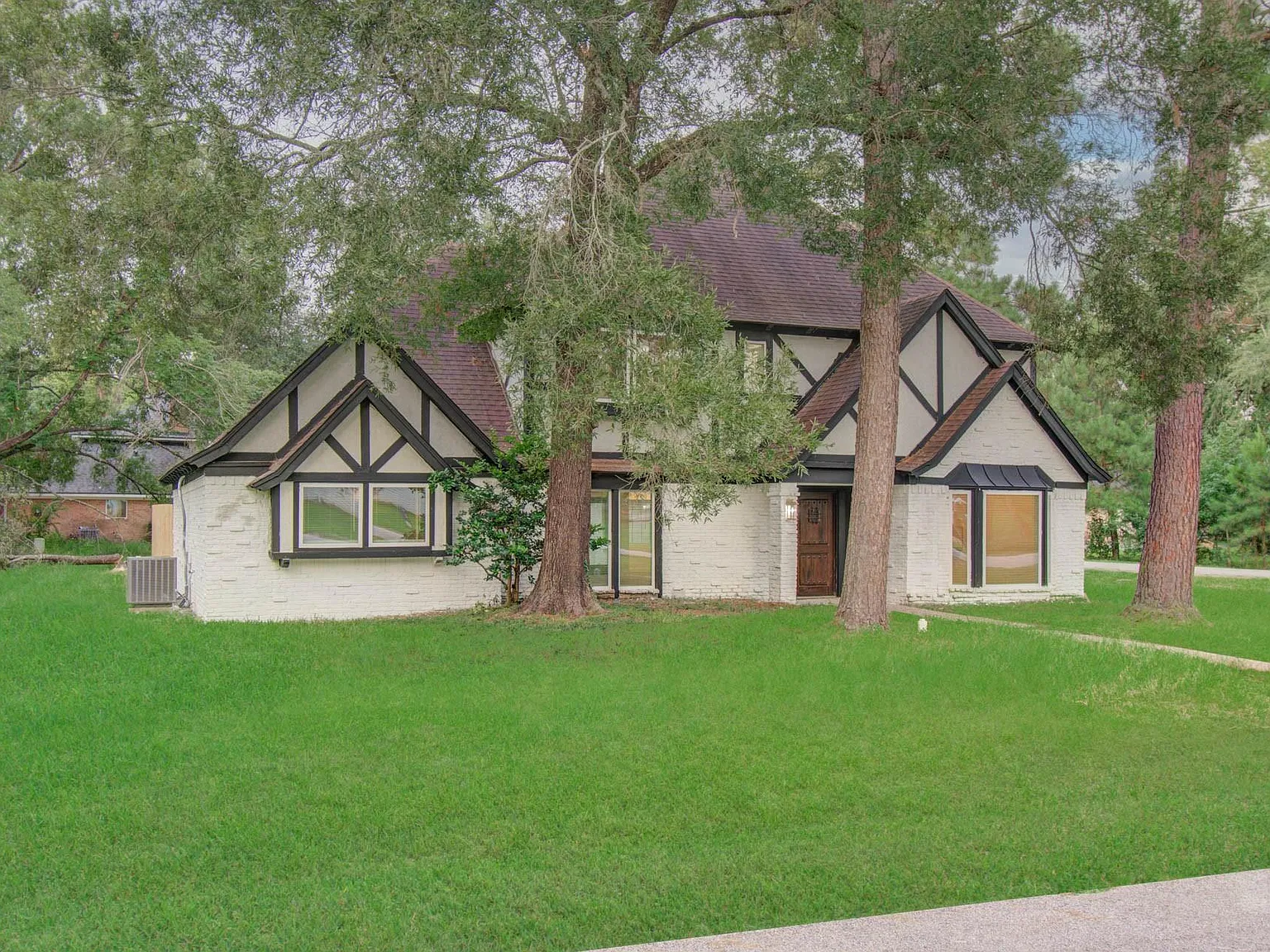 5 bed, 2.5 bath, 2971 sqft, $2,300 — Photo 2