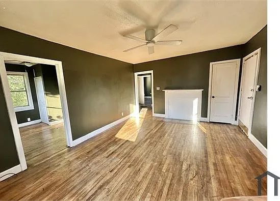 3 bed, 902 sqft, $900 — Photo 3