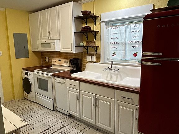 Cozy nook_.eat in kitchen with table for 2!