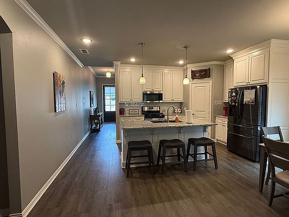 3rd image of 723 Cambridge Bend Cir
