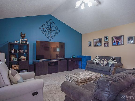 4th image of 1011 Walter Dr