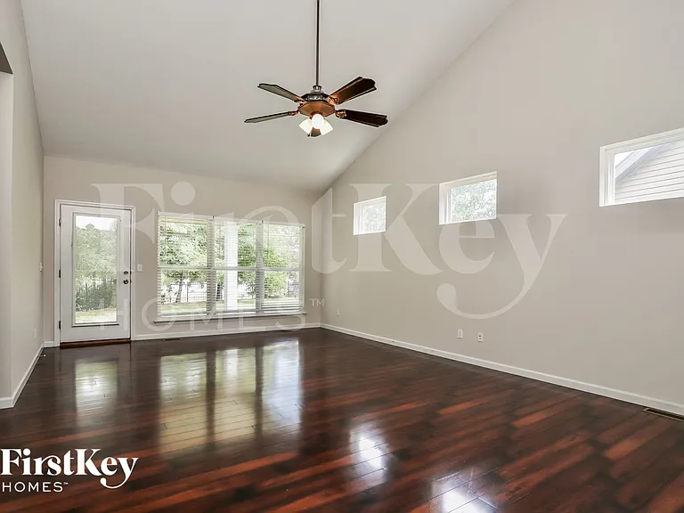 324 Calvert Pl — Photo 4