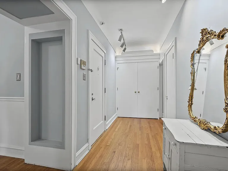 906 Oakton St #2 — Photo 4