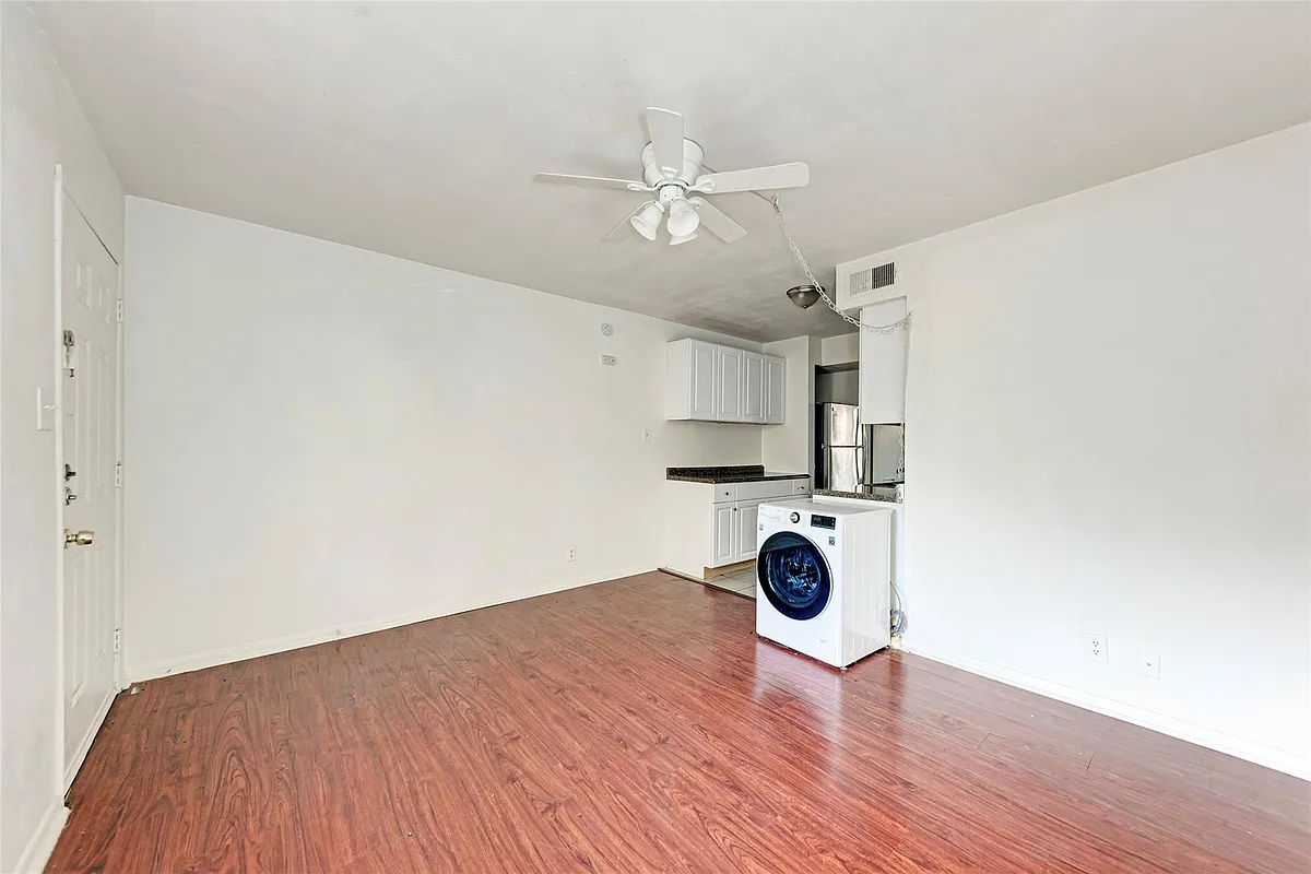 Building Photo - 1010 W 23rd St #5