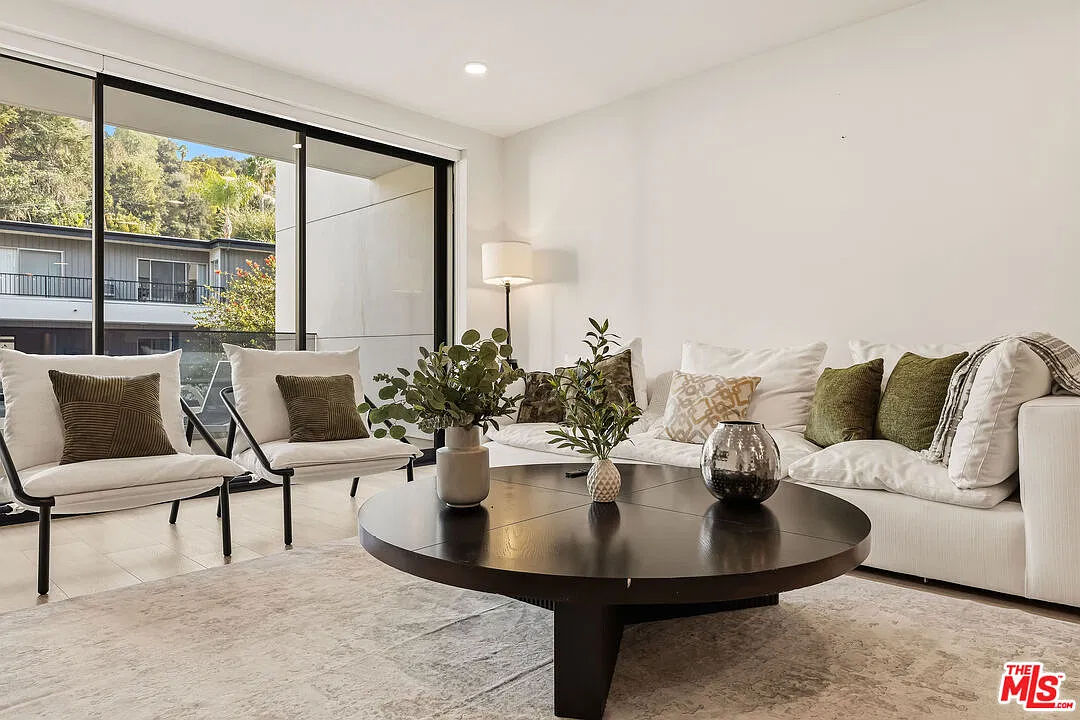 3 bed, 4.0 bath, 1810 sqft, $8,250 — Photo 2