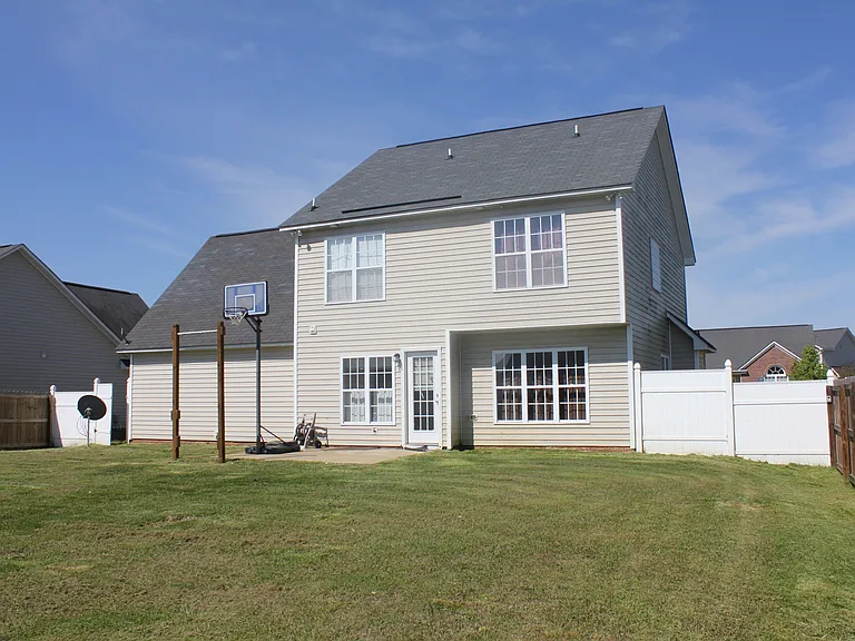 143 Bennington Dr — Photo 4