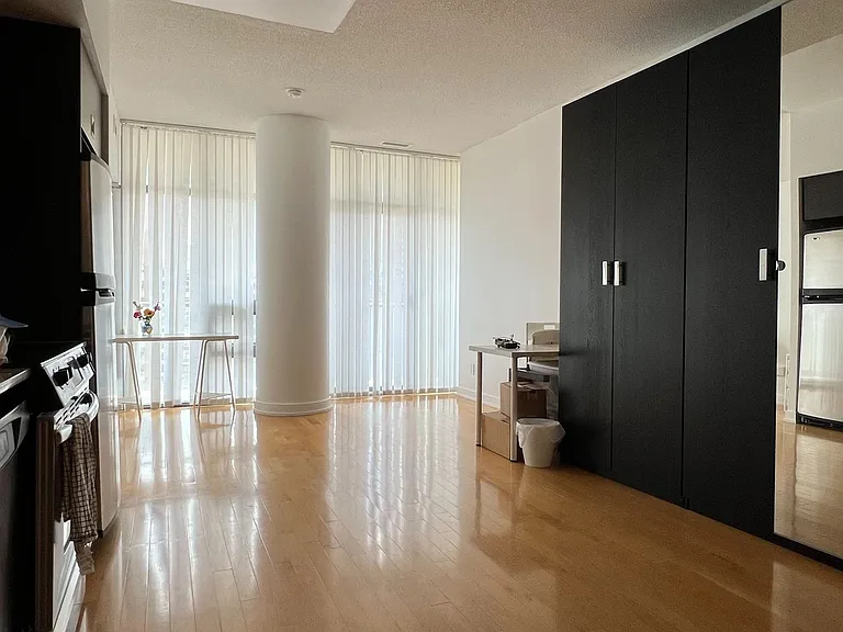 33 Charles St E #1604 — Photo 28